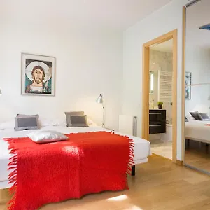 My Space Emirates - Fully Equipped Near The With Shared Pool , Barcelona España